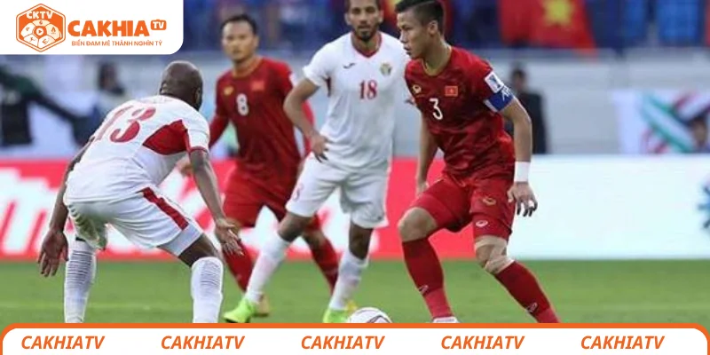 Pha phản công nguy hiểm sau khi trọng tài áp dụng phép lợi thế trong bóng đá